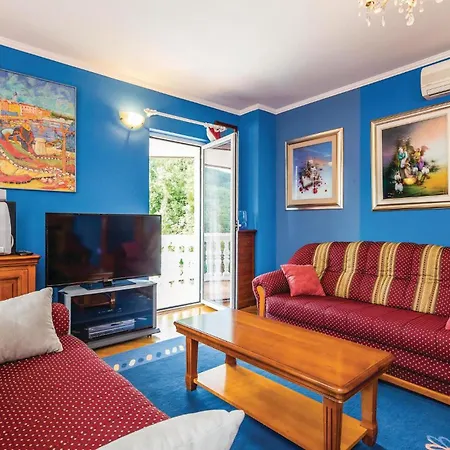 5 Bedroom Gorgeous In בית נופש אופטיה