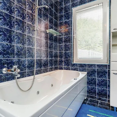 בית נופש 5 Bedroom Gorgeous In אופטיה