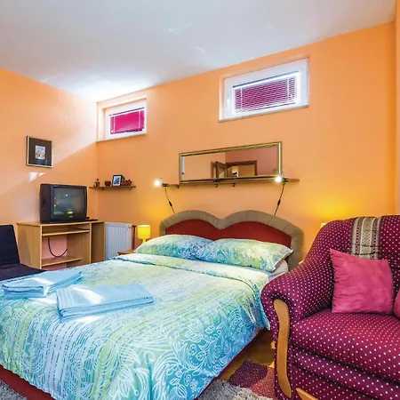 5 Bedroom Gorgeous In אופטיה