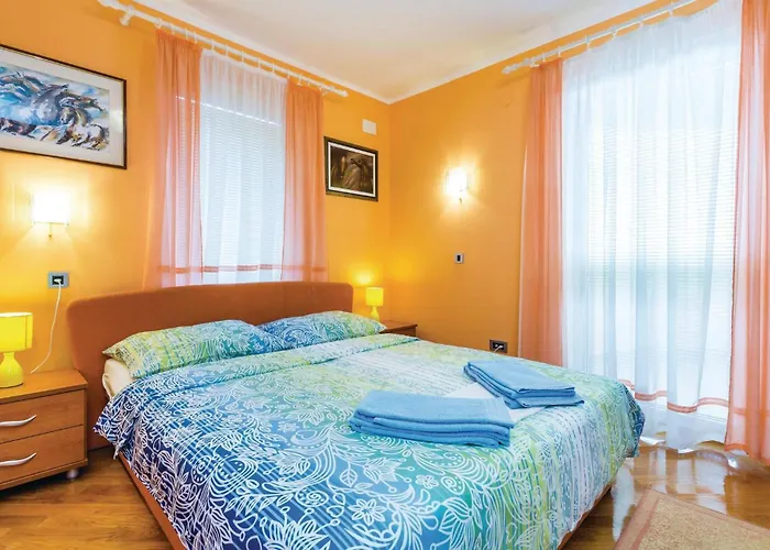 5 Bedroom Gorgeous In Prázdninový dům *